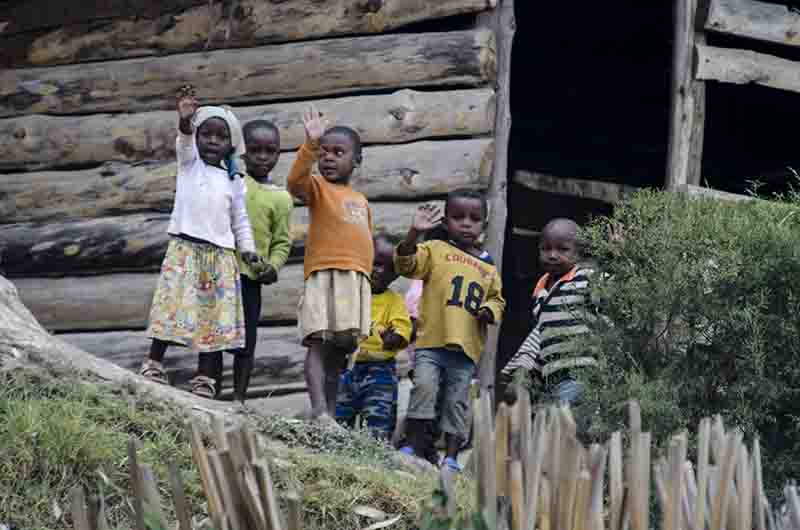 59 - Uganda - lago Bunyonyi - jovenes saludando